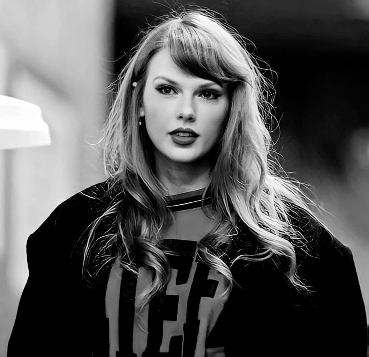 Taylor Swift PFP Black and White