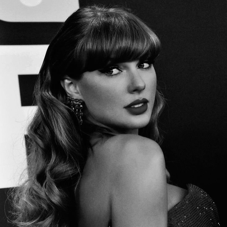 Taylor Swift PFP Black and White
